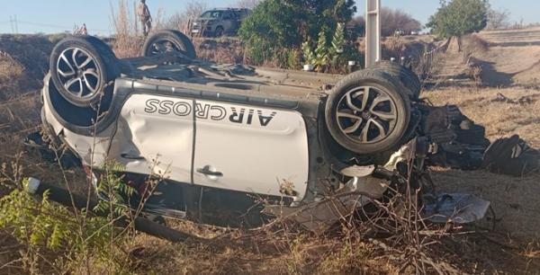 Capotamento deixa três feridos na BR-122, em Candiba; vítimas são evangélicas e seguiam para o Piauí.