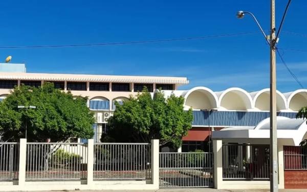 Colégio Modelo de Guanambi deixa de chamar Luís Eduardo Magalhães e passa a homenagear professora.