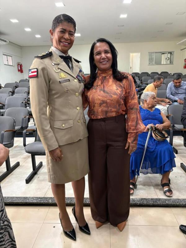 Prefeita Valdinha participa da posse da nova comandante do 17º BPM e reforça parceria com a Polícia Militar.