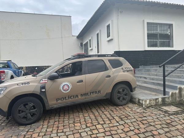 Caminhoneiro é conduzido à delegacia em Guanambi por suspeita de embriaguez ao volante.