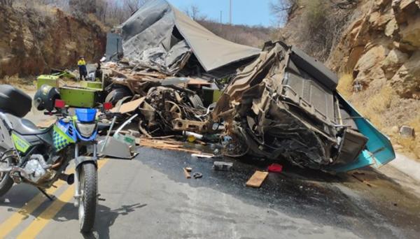 Carreta desce desgovernada e tomba na Serra dos Brindes; trânsito trava na BR-030.