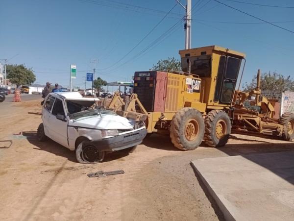 Carro de passeio é atingido por patrol em Guanambi após operador engatar marcha ré.