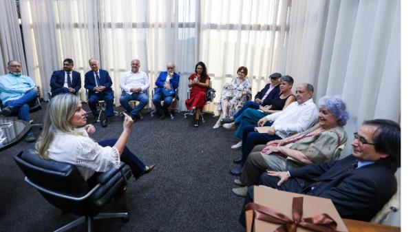 Ivana Bastos recebe comitiva de "imortais