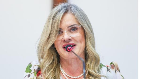 Ivana Bastos se congratula com povo de Tanhaçu.