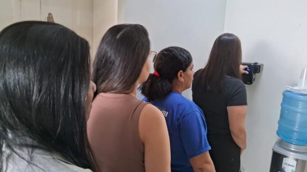 Prefeitura de Guanambi inicia uso do ponto eletrônico com biometria para controle de frequência. 
