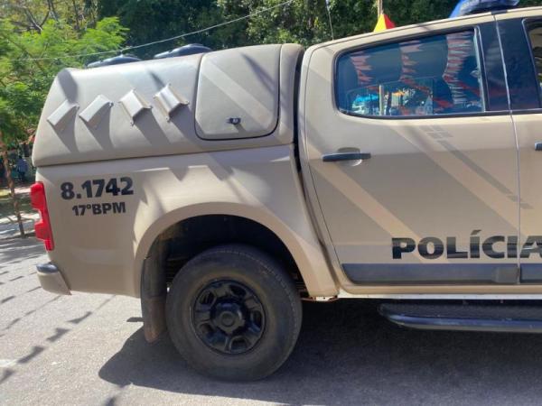 Urandi: Homem é preso durante feira livre por agredir a própria mãe e descumprir medida protetiva.