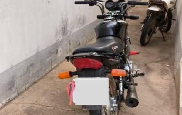 Abordagem termina com apreensão de motocicleta em Sebastião Laranjeiras.