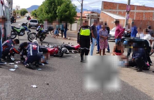 Acidente entre motos deixa três feridos em avenida movimentada de Guanambi. Acidente entre motos deixa três feridos em avenida movimentada de Guanambi.