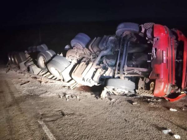 Carreta carregada com postes de concreto tomba em Licínio de Almeida.