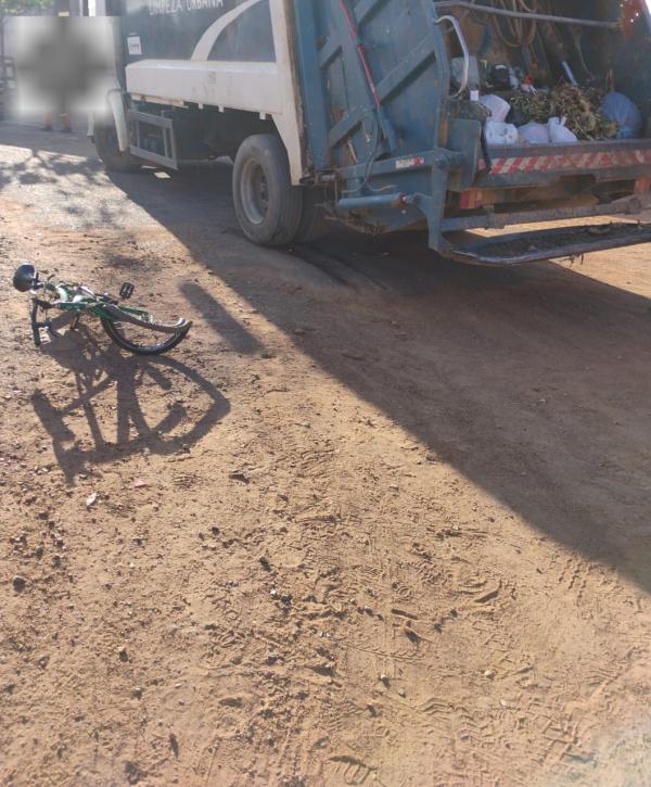 Criança de oito anos é levada para centro cirúrgico após acidente entre bicicleta e caminhão de lixo em Guanambi. Criança de oito anos é levada para centro cirúrgico após acidente entre bicicleta e caminhão de lixo em Guanambi.