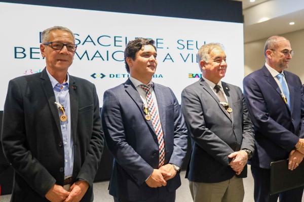 Deputado Vitor Bonfim recebe Medalha Amigo do DETRAN-BA durante a Semana Nacional do Trânsito.