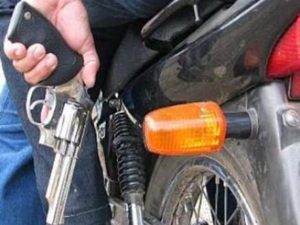 Dupla armada rouba motocicleta em assalto em Caculé.