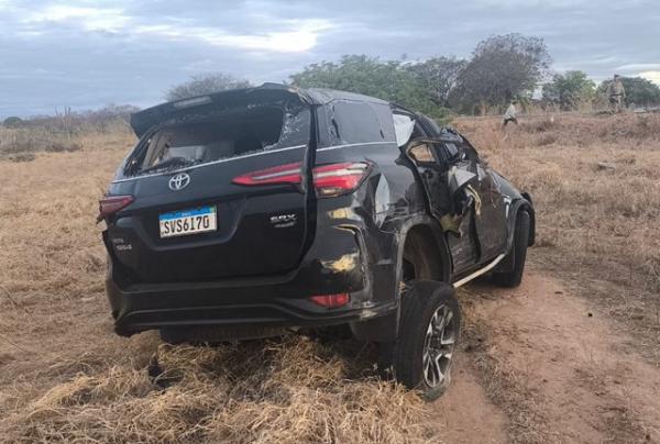 Hilux SW4 capota várias vezes após colisão com Fiesta na BR-030, em Palmas de Monte Alto. Hilux SW4 capota várias vezes após colisão com Fiesta na BR-030, em Palmas de Monte Alto.