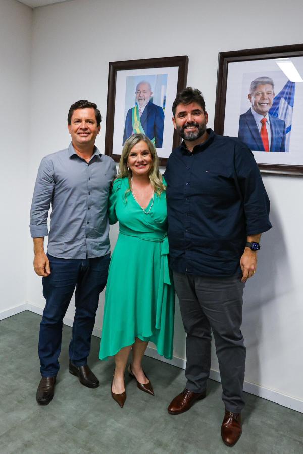 Ivana Bastos assegura novos investimentos para Pindaí, Igaporã e Ibitiara.