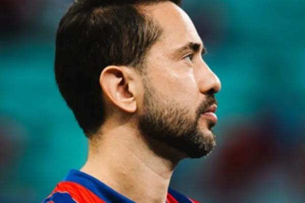 Jogador Everton Ribeiro revela diagnóstico de câncer na tireoide e passa por cirurgia bem-sucedida.