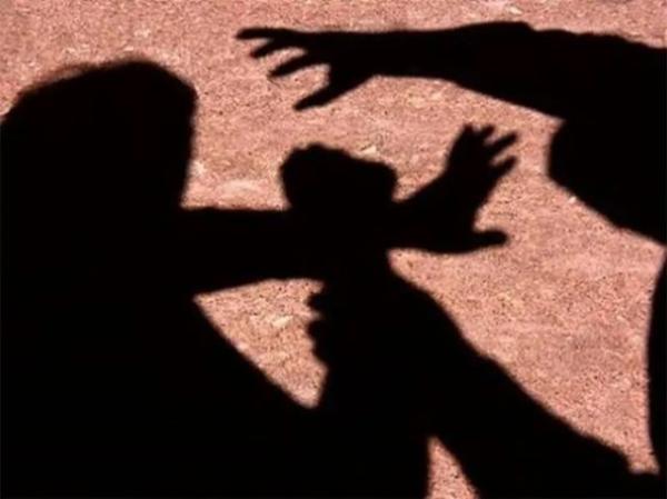 Jovem é levada à delegacia após agredir a mãe durante briga em condomínio. Jovem é levada à delegacia após agredir a mãe durante briga em condomínio.