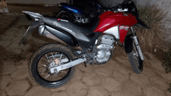 Motocicleta com restrição de roubo é encontrada em zona rural de Licínio de Almeida.
