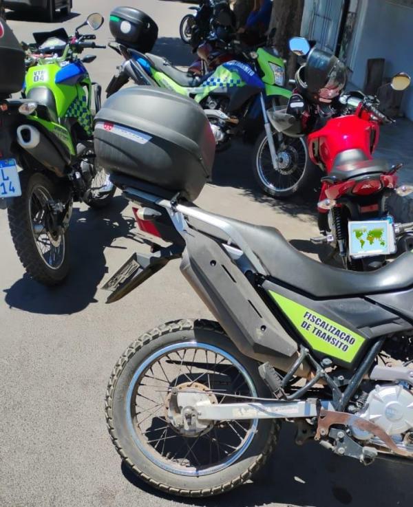 Motociclista é flagrado fazendo corridas por aplicativo e tem veículo apreendido em Guanambi.