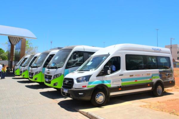 Municípios do Alto Sertão recebem novos veículos para transporte de pacientes da Policlínica de Guanambi.