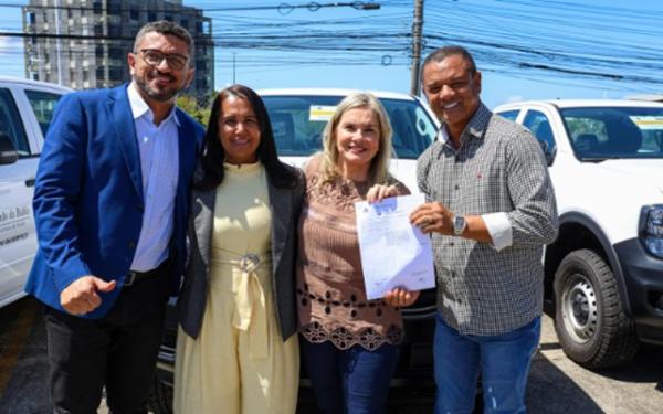 Novo veículo reforça frota da saúde em Iuiu e amplia apoio às equipes do município. Novo veículo reforça frota da saúde em Iuiu e amplia apoio às equipes do município.