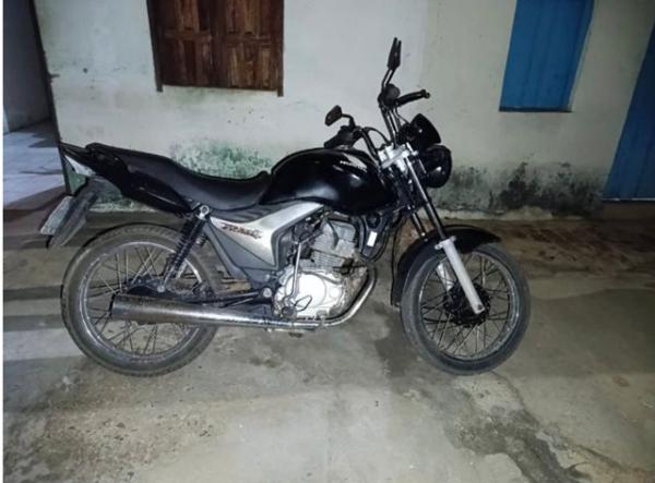 Polícia Militar apreende moto com suspeita de irregularidade em Sebastião Laranjeiras. Polícia Militar apreende moto com suspeita de irregularidade em Sebastião Laranjeiras.