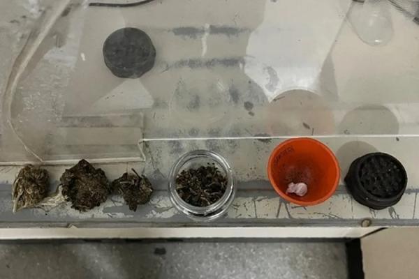 Polícia Militar prende quatro pessoas suspeitas de tráfico de drogas em Guanambi. Polícia Militar prende quatro pessoas suspeitas de tráfico de drogas em Guanambi.