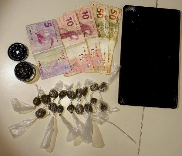 Polícia prende jovem com drogas durante patrulhamento em Candiba.