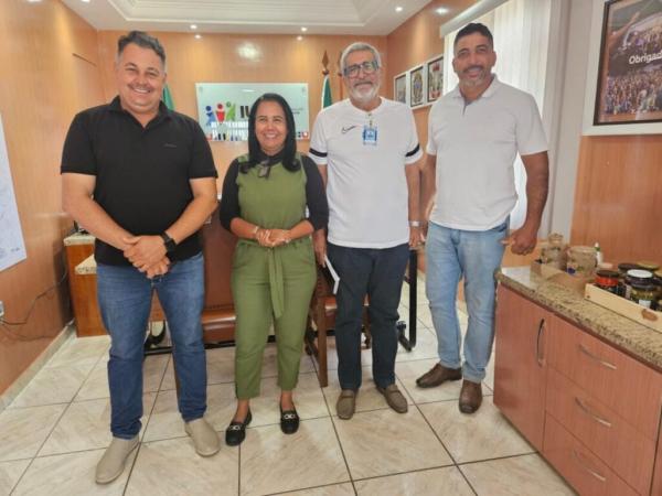 Prefeita de Iuiu recebe engenheiro da CODEVASF para tratar dos detalhes da Audiência Pública. Prefeita de Iuiu recebe engenheiro da CODEVASF para tratar dos detalhes da Audiência Pública.