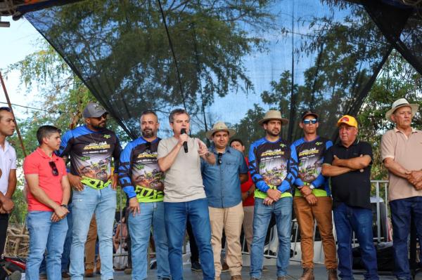 Prefeito Dr. Pedro Malheiros participa de evento de motocross e destaca integração regional.