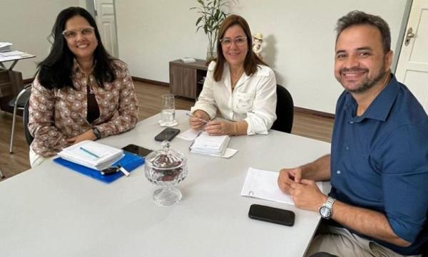 Secretarias municipais debatem a criação de sistema integrado de informações, para auxiliar famílias em situação de vulnerabilidade. Secretarias municipais debatem a criação de sistema integrado de informações, para auxiliar famílias em situação de vulnerabilidade.