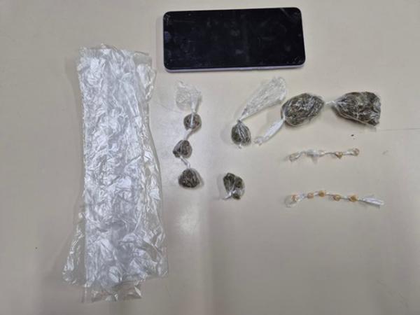 Suspeito de tráfico de drogas é preso pela Polícia Militar em Guanambi.