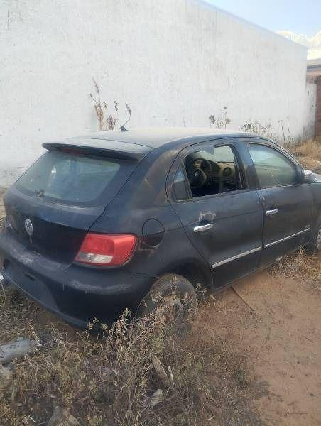 Veículo com registro de roubo é encontrado abandonado em terreno baldio em Guanambi.