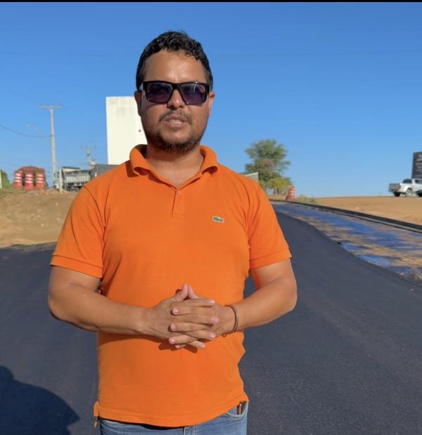 Vereador William de Zaqueu comemora com os moradores a conclusão da pavimentação do trevo entre o Bairro Castro Cotrim à estrada velha de Mutãs.