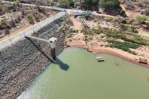 Agricultores de Guanambi temem paralisação total da irrigação devido à queda acentuada no nível da Barragem de Ceraíma.