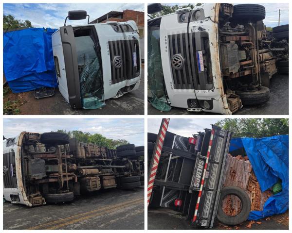 Caminhão carregado de telhas tomba em praça de Palmas de Monte Alto durante a madrugada.