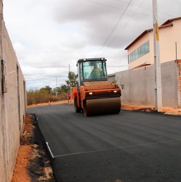 Deputado Vitor Bonfim viabiliza grande obra de pavimentação asfáltica em Aracatu.