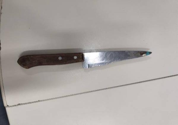 Homem é preso após tentar atacar a esposa com faca em Candiba.