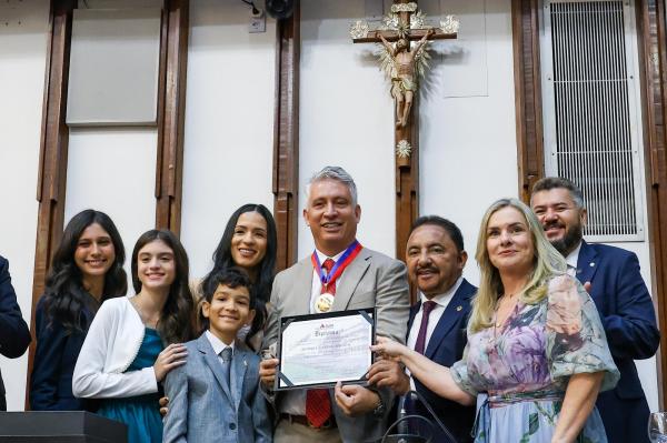 Ivana Bastos elogia trajetórias de Henrique Carballal e Raul Jungmann, homenageados com título e comenda.