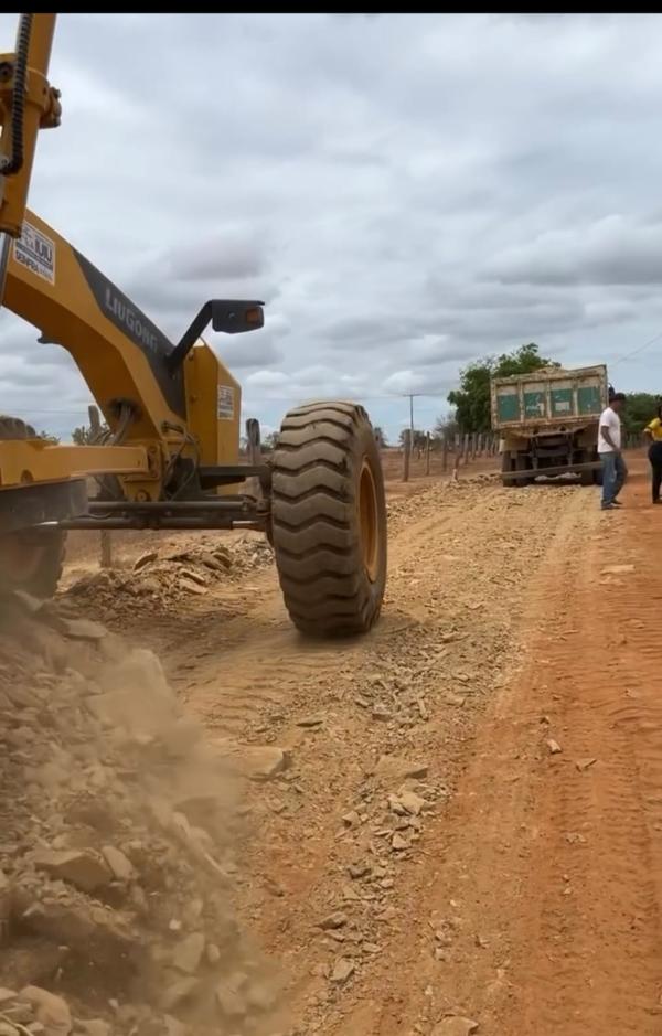 Prefeita Valdinha intensifica ações e acompanha em obras de recuperação das estradas.