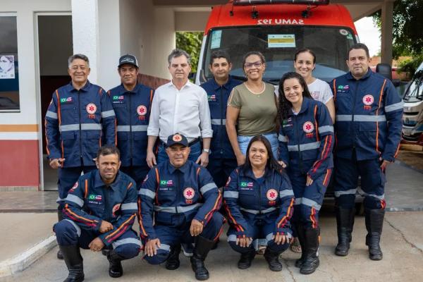Sebastião Laranjeiras fortalece rede de saúde com nova ambulância do SAMU e entrega de uniformes aos profissionais.