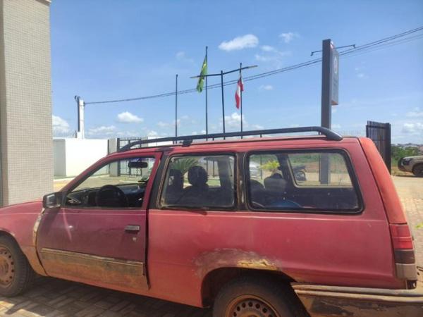 Carro com registro de furto ou roubo é apreendido pela PM no centro de Caculé.