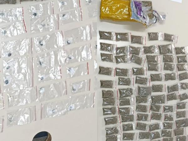 Entorpecentes são localizados em ônibus durante fiscalização policial em Candiba.