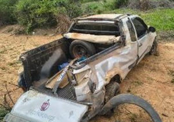 Motorista fica ferido após capotar veículo na BR-030, em Guanambi.