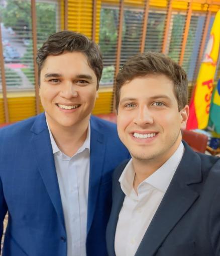 Deputado Vitor Bonfim se reúne com o prefeito João Campos, presidente nacional do PSB.