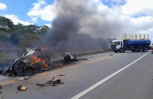 Onze pessoas morrem em batida entre dois carros na divisa da Bahia com o Espírito Santo.