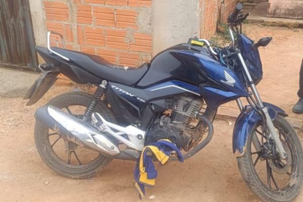 Polícia apreende moto com indícios de adulteração durante fiscalização em Sebastião Laranjeiras.