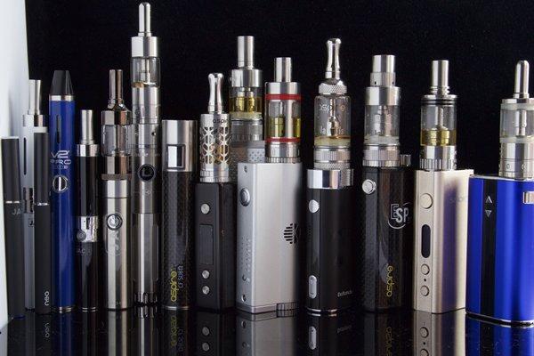 Polícia Civil recolhe dezenas de cigarros eletrônicos em tabacaria de Caetité.