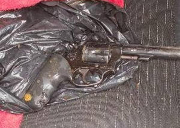 Revólver é encontrado em carro após capotamento em Guanambi.