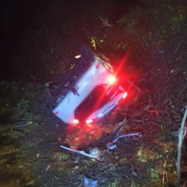 Veículo capota na estrada entre Ceraíma e Guanambi; motorista sai ileso.