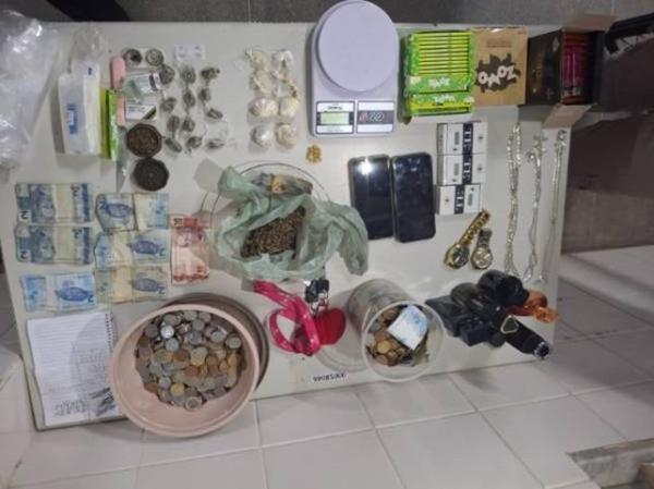 Ação da Polícia Militar desarticula ponto de venda de drogas em Guanambi.